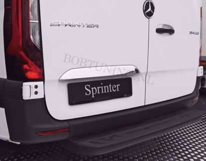 RVS sierlijst voor de deurgreep boven het kenteken van Mercedes Sprinter W907 en W910 vanaf 2018