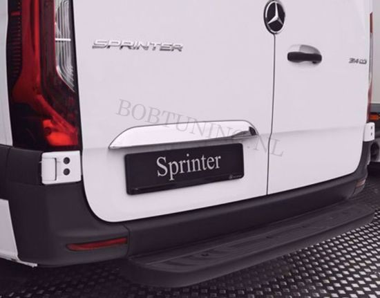 RVS sierlijst voor de deurgreep boven het kenteken van Mercedes Sprinter W907 en W910 vanaf 2018