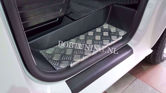 Gemonteerde aluminium traanplaat instaplijst op de voorste instaptrede van Mercedes Sprinter W906 2006–2015