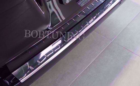 RVS bumperbescherming Volkswagen Crafter II 2016- gemonteerd op de achterbumper met geopende achterdeuren