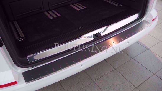 RVS bumperbescherming Volkswagen T6 Transporter 2015- en Multivan 2015-2021 gemonteerd op de achterbumper met geopende achterklep