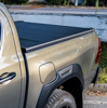 Afbeeldingen van Zwart Aluminium Rolafdekking Laadbak afdekking Toyota Hilux 2016-2019