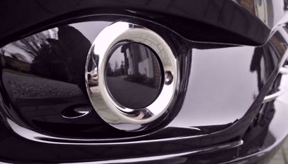 Hoogglans RVS mistlampomlijsting op de voorbumper van een Mercedes Vito W447