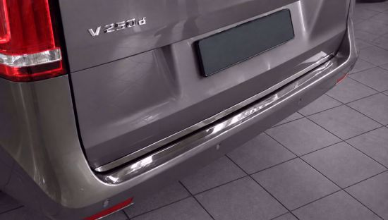 Hoogglans RVS kofferbaklijst op de achterklep van een Mercedes Vito W447